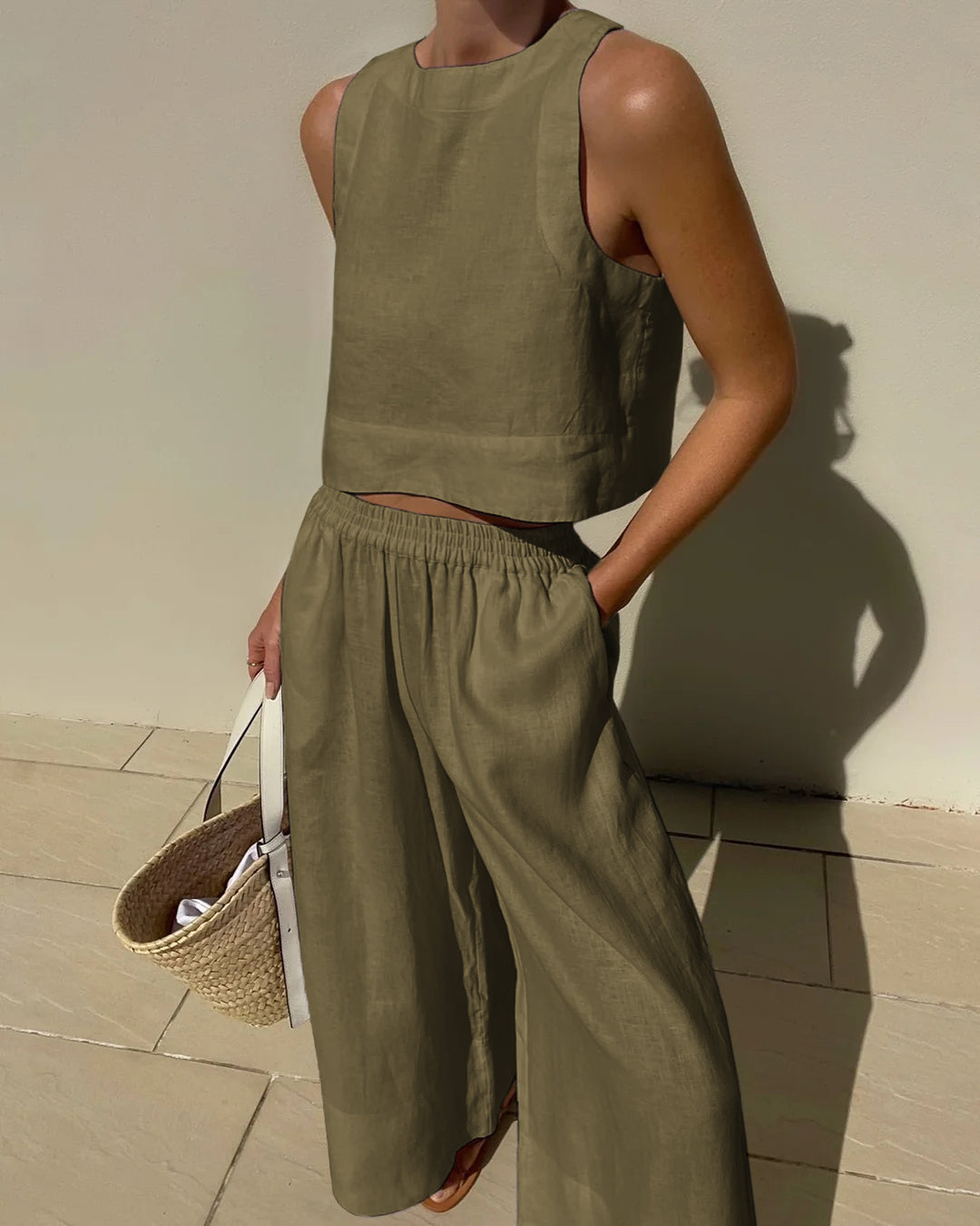 "Luchtige linnen set dames, bestaande uit een comfortabele crop top en wijde broek, perfecte zomeroutfit in neutrale tinten."