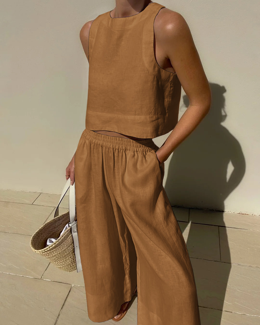 "Luchtige linnen set dames, bestaande uit een comfortabele crop top en wijde broek, perfecte zomeroutfit in neutrale tinten."