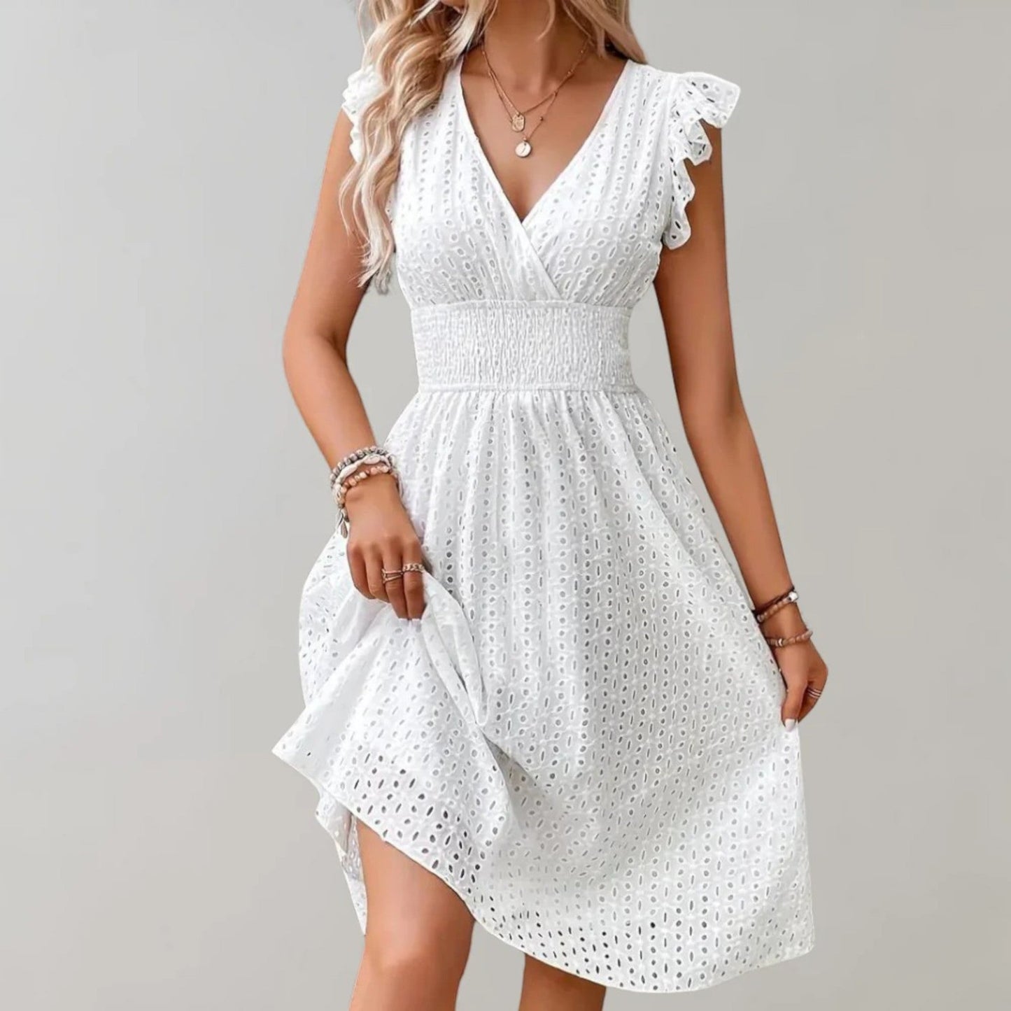 "Luchtige midi zomerjurk voor dames met V-hals, flatterende taille en vlindermouwen voor een elegante zomerse look."