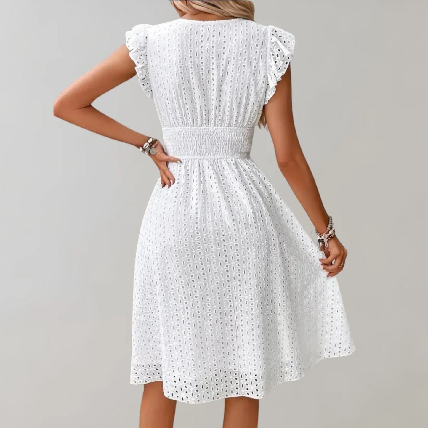 "Luchtige midi zomerjurk voor dames met V-hals, flatterende taille en vlindermouwen voor een elegante zomerse look."