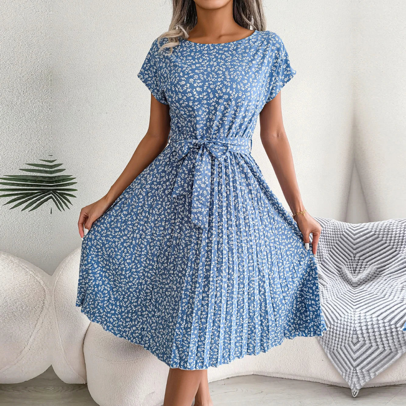 "Luchtige zomerjurk dames, elegante pasvorm, levendige kleuren, veelzijdig voor zomerse gelegenheden, vrouwelijk ontwerp."