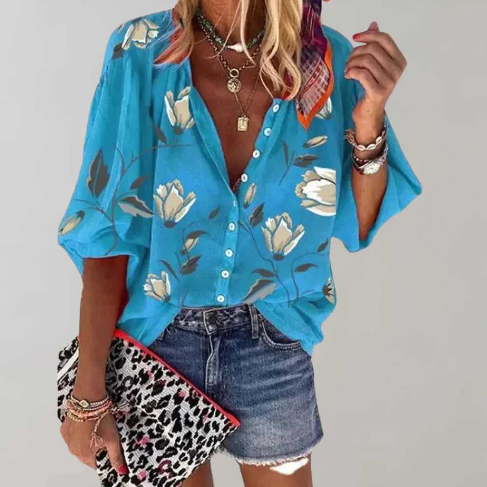 "Luchtige zomerse damesblouse met kleurrijke bloemenprint en elegante lange pasvorm voor stijlvolle casual looks."