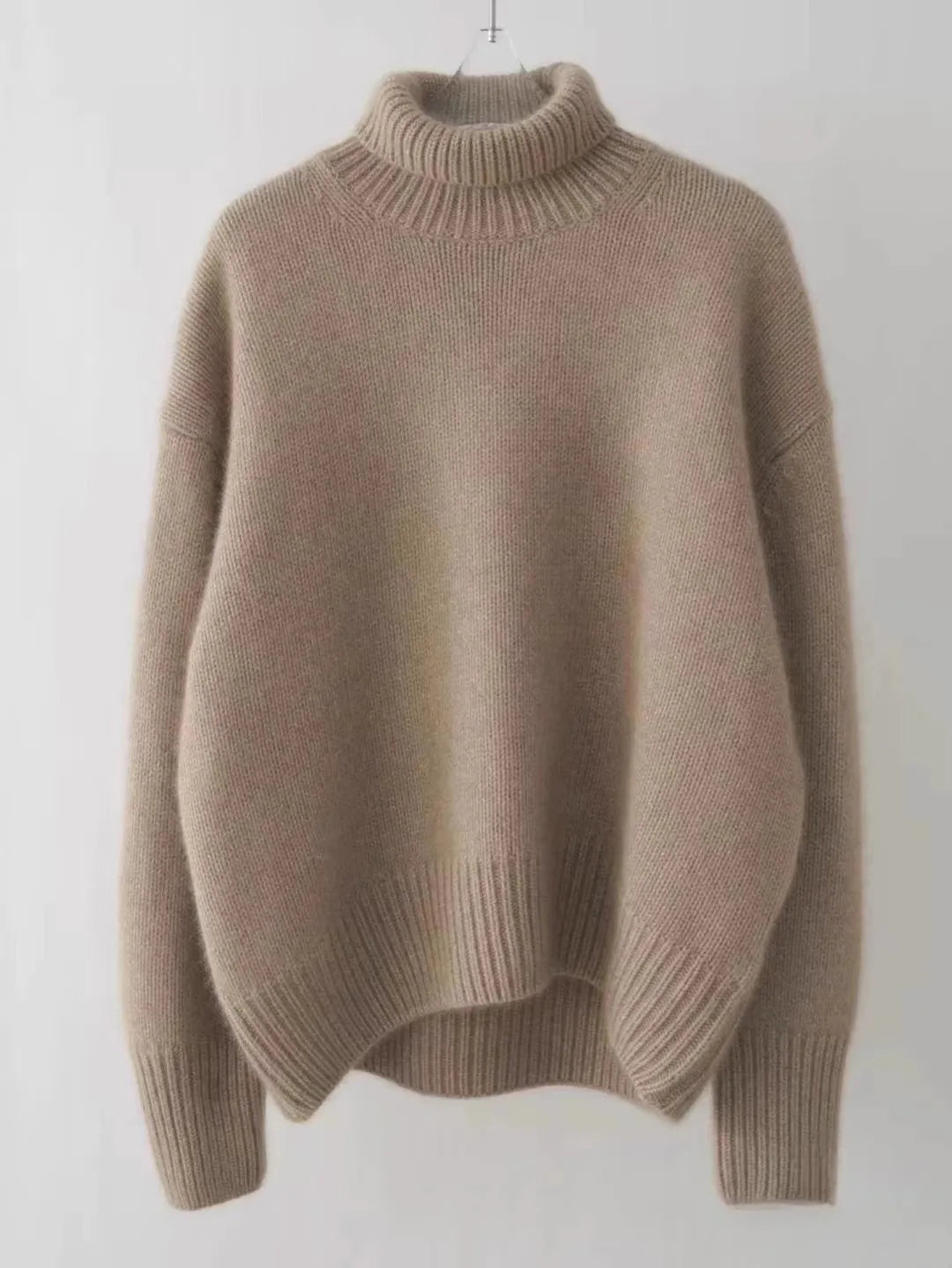 "Luxe beige kasjmier coltrui voor dames, warme en stijlvolle trui, tijdloos ontwerp, lichte en zachte stoffen."