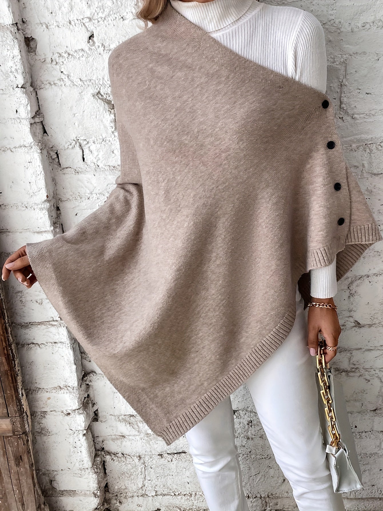 "Luxe dames poncho met elegante knoopsluiting, zacht ademend materiaal, perfect voor casual en formele outfits."