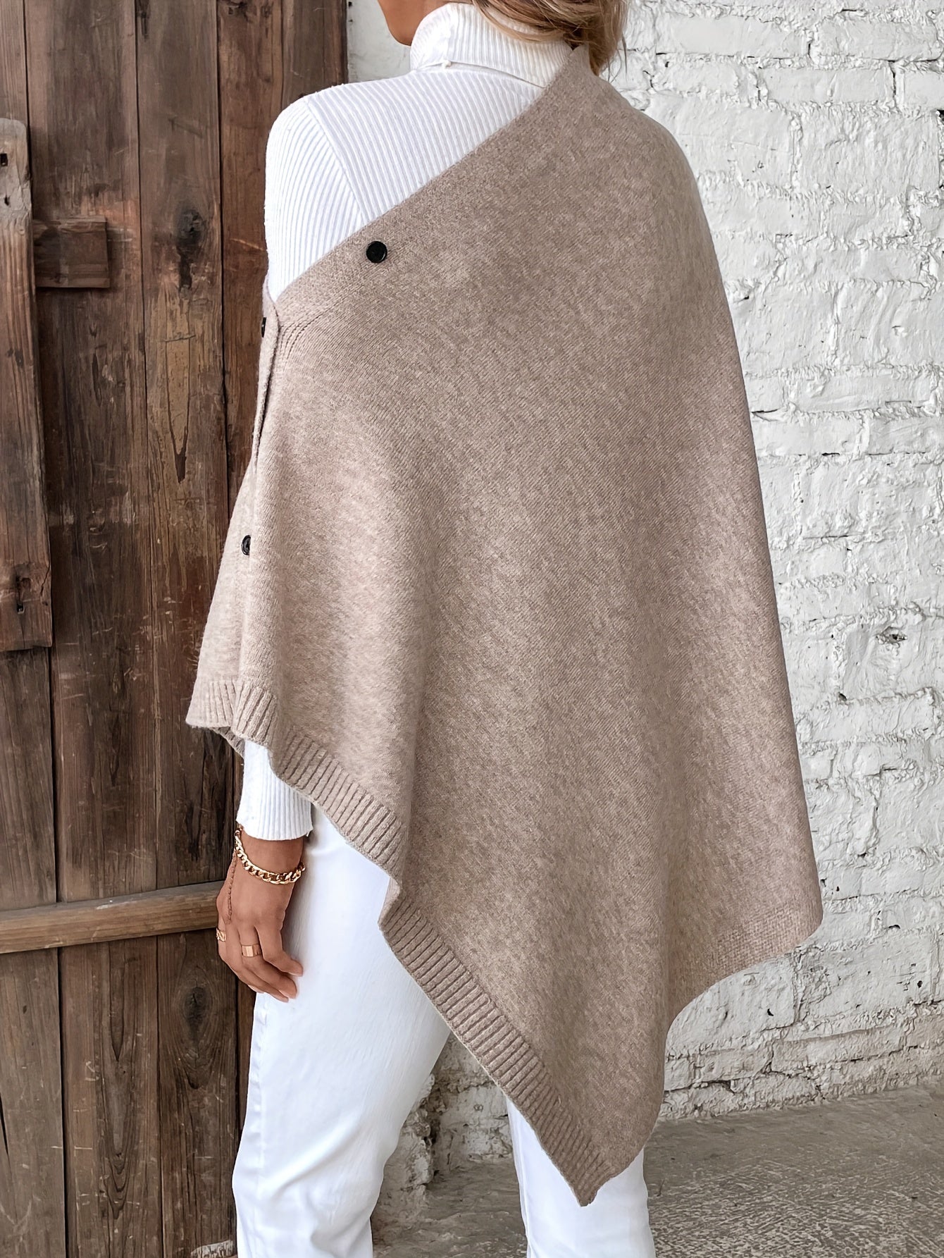 "Luxe dames poncho met elegante knoopsluiting, zacht ademend materiaal, perfect voor casual en formele outfits."