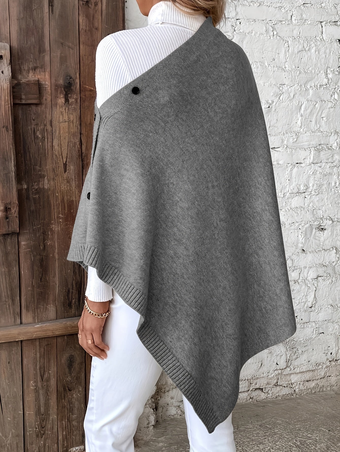 "Luxe dames poncho met elegante knoopsluiting, zacht ademend materiaal, perfect voor casual en formele outfits."