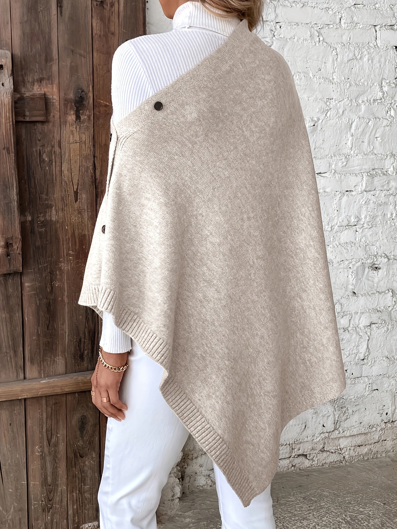 "Luxe dames poncho met elegante knoopsluiting, zacht ademend materiaal, perfect voor casual en formele outfits."