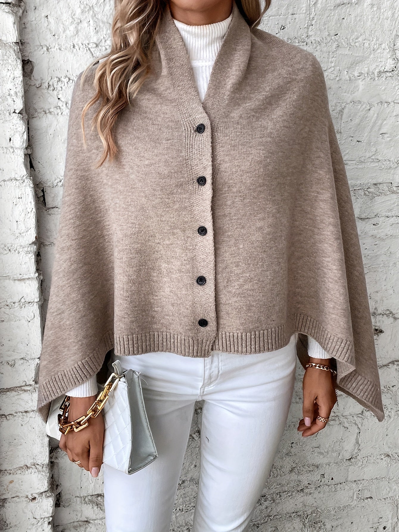 "Luxe dames poncho met elegante knoopsluiting, zacht ademend materiaal, perfect voor casual en formele outfits."