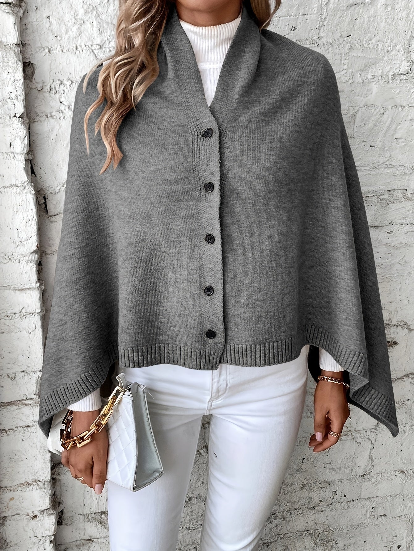 "Luxe dames poncho met elegante knoopsluiting, zacht ademend materiaal, perfect voor casual en formele outfits."
