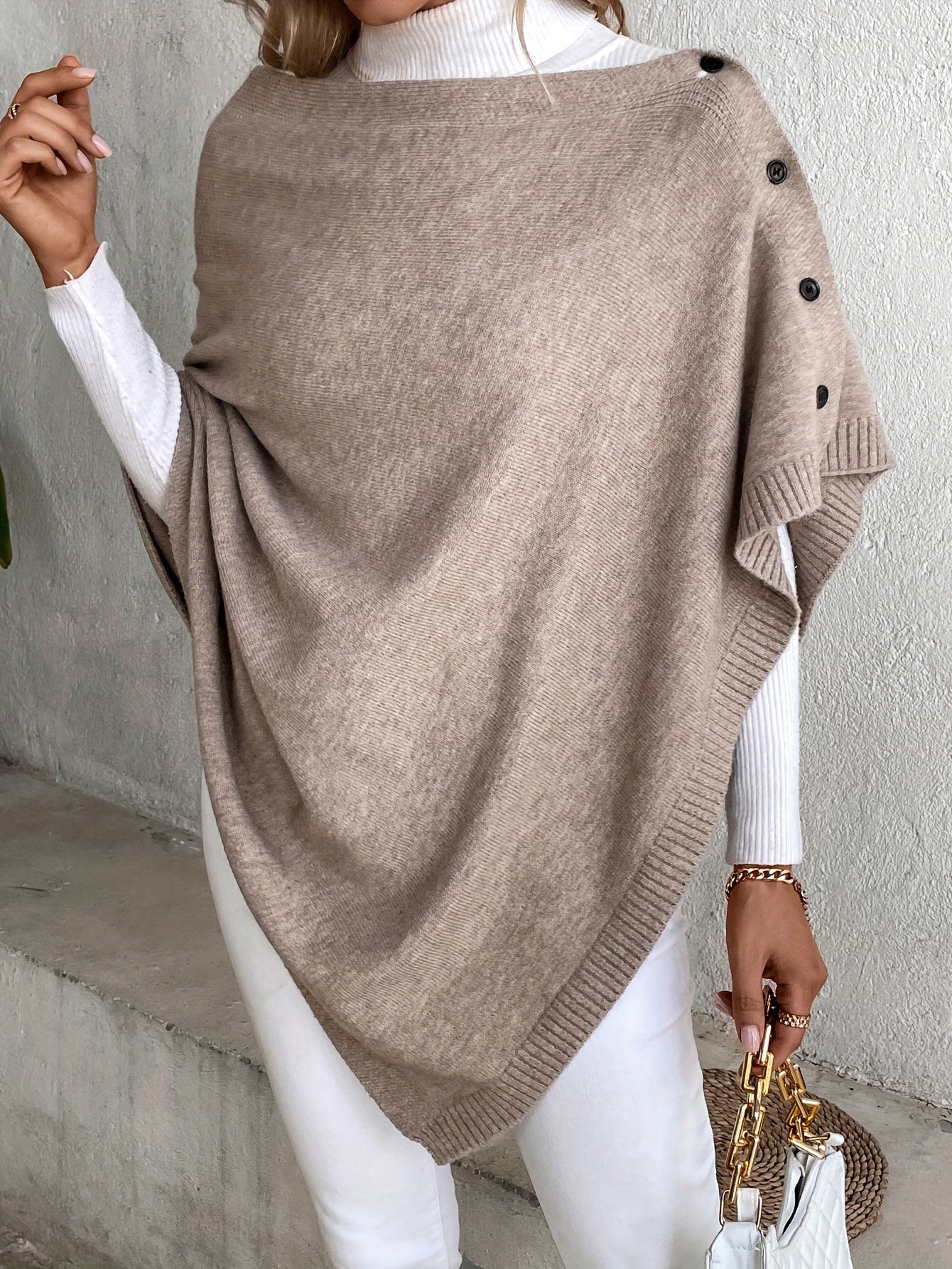 "Luxe dames poncho met elegante knoopsluiting, zacht ademend materiaal, perfect voor casual en formele outfits."