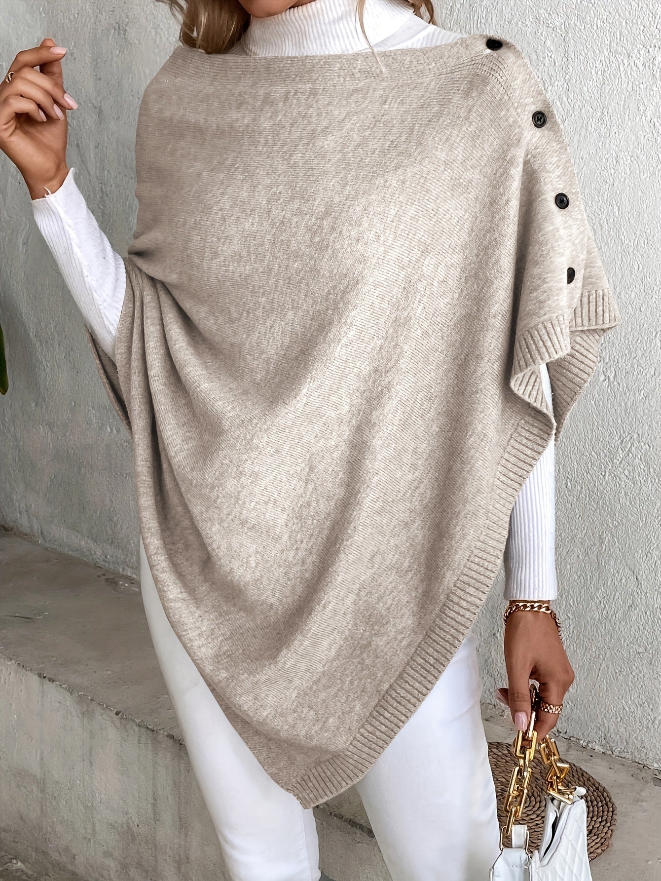 "Luxe dames poncho met elegante knoopsluiting, zacht ademend materiaal, perfect voor casual en formele outfits."