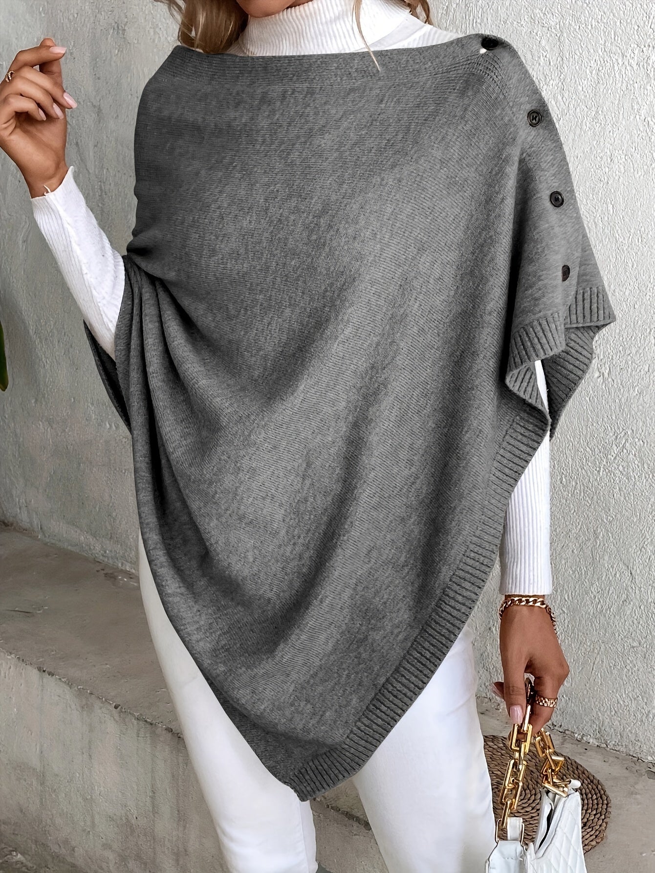 "Luxe dames poncho met elegante knoopsluiting, zacht ademend materiaal, perfect voor casual en formele outfits."