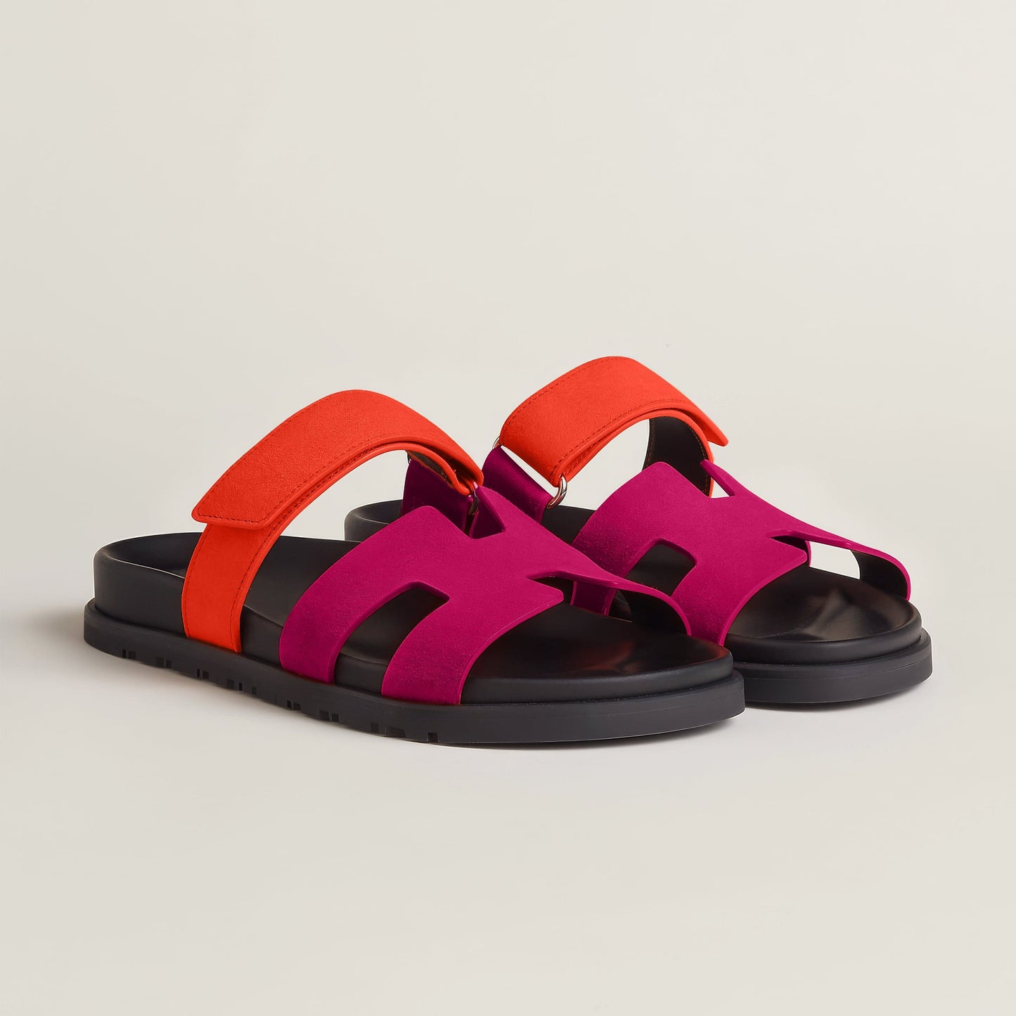 "Luxe dames sandalen met minimalistisch ontwerp en chic design, gemaakt van hoogwaardige materialen voor comfort en stijl."