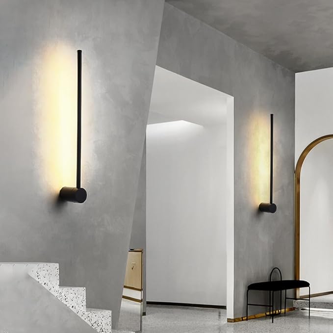 Luxe dimbare wandlamp van zwart aluminium, moderne LED-verlichting met afstandsbediening voor sfeervol interieur.