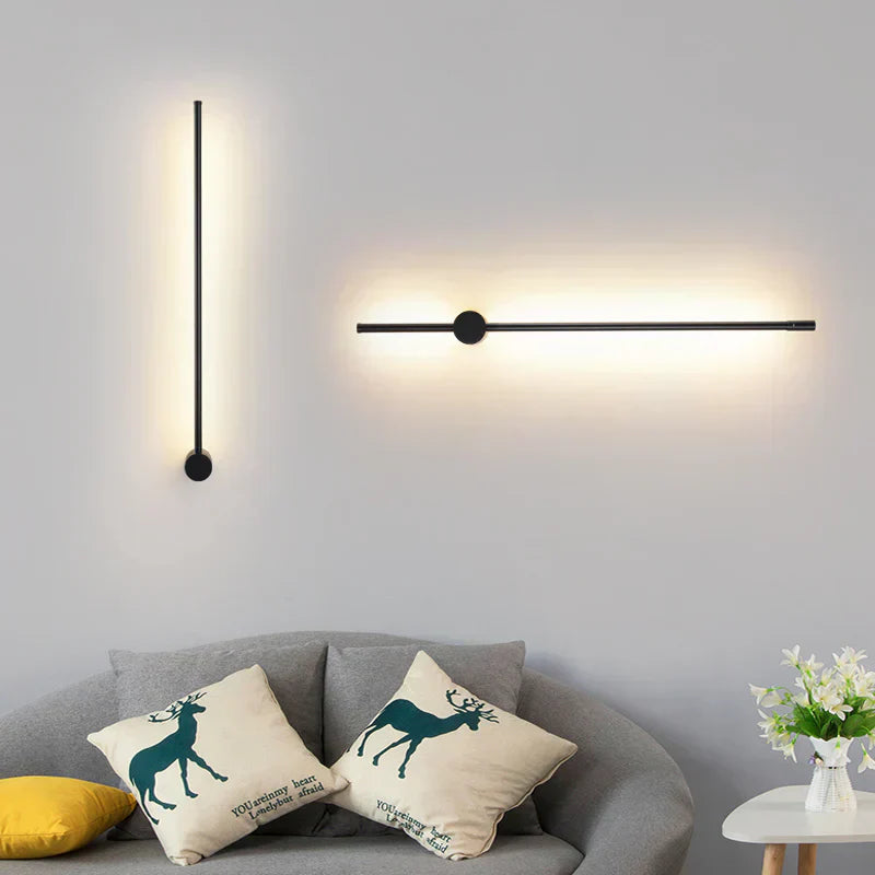 Luxe dimbare wandlamp van zwart aluminium, moderne LED-verlichting met afstandsbediening voor sfeervol interieur.