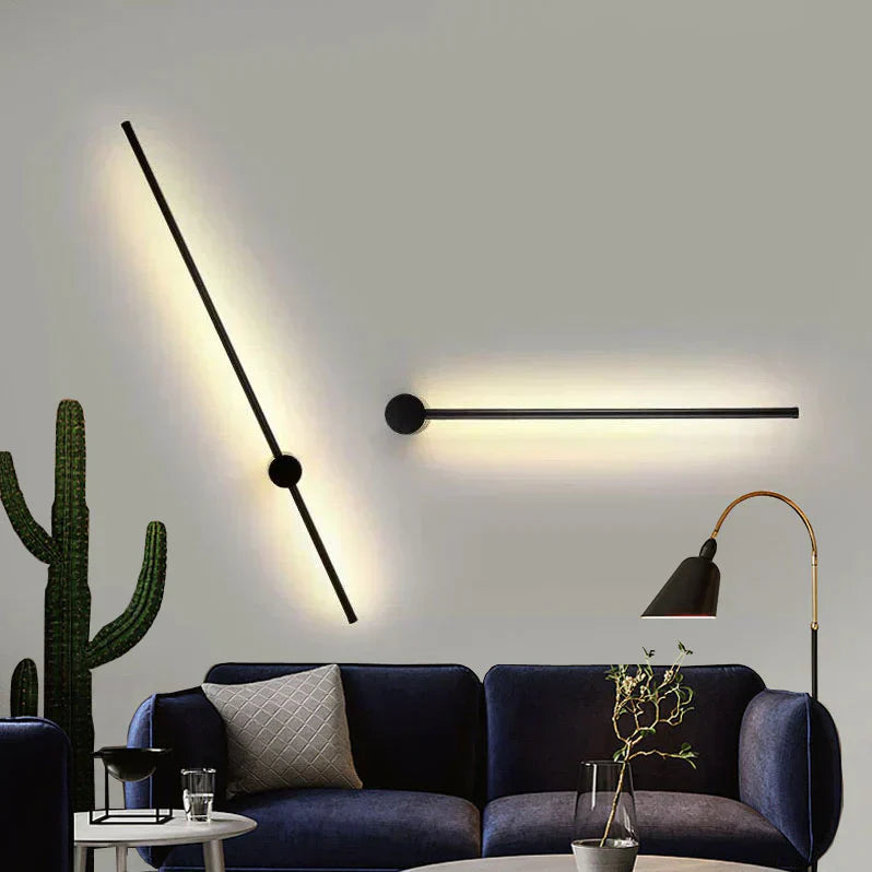 Luxe dimbare wandlamp van zwart aluminium, moderne LED-verlichting met afstandsbediening voor sfeervol interieur.