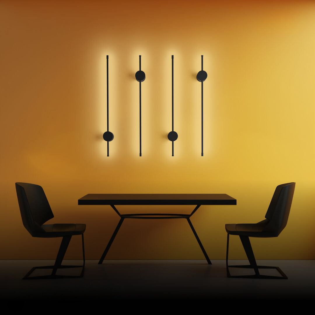 Luxe dimbare wandlamp van zwart aluminium, moderne LED-verlichting met afstandsbediening voor sfeervol interieur.