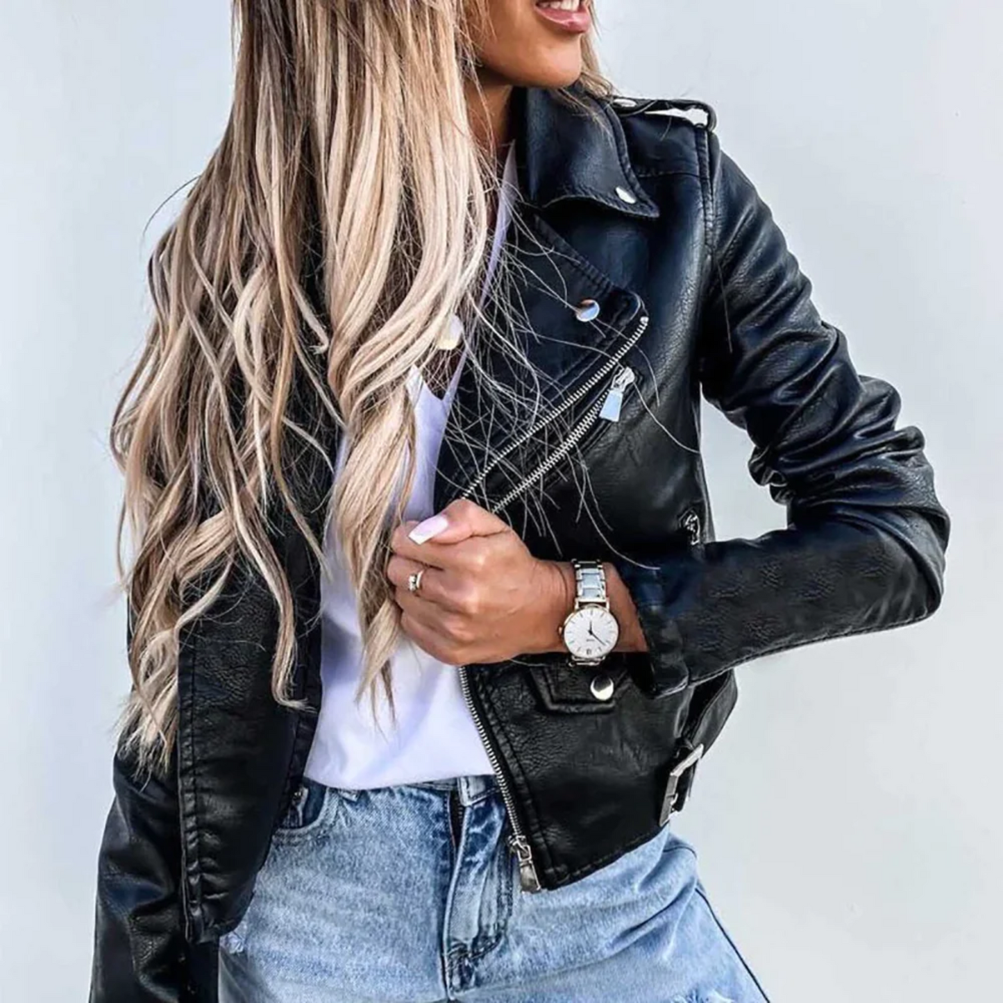 "Luxe gevoerde leren damesjas Eva, elegant zwart en rood, met opstaande kraag en riem, vooraanzicht."
