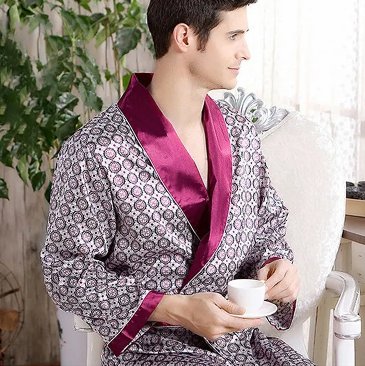"Luxe heren kimono, satijnen stof, oosters design, elegante uitstraling met glanzend, gebloemd patroon, comfortabele pasvorm.