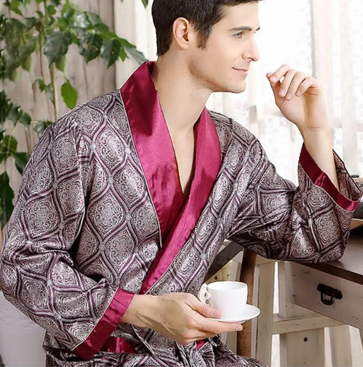 "Luxe heren kimono, satijnen stof, oosters design, elegante uitstraling met glanzend, gebloemd patroon, comfortabele pasvorm.