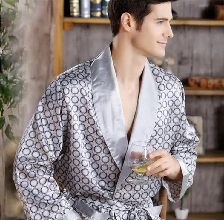 "Luxe heren kimono, satijnen stof, oosters design, elegante uitstraling met glanzend, gebloemd patroon, comfortabele pasvorm.