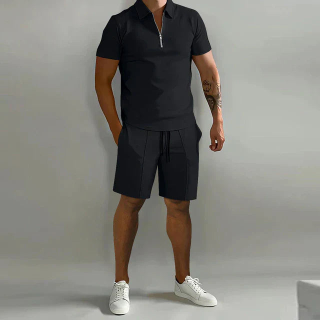"Luxe heren zomerset: stijlvolle polo en short in donkerblauw, ideaal voor warme dagen, elegant en comfortabel."