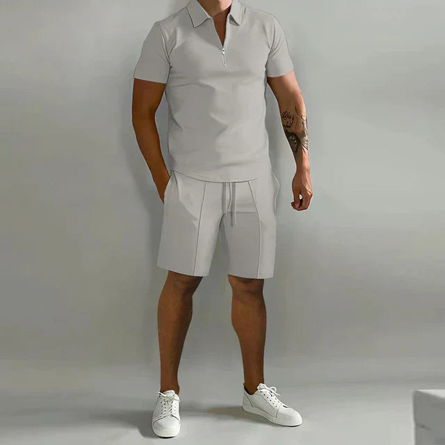 "Luxe heren zomerset: stijlvolle polo en short in donkerblauw, ideaal voor warme dagen, elegant en comfortabel."