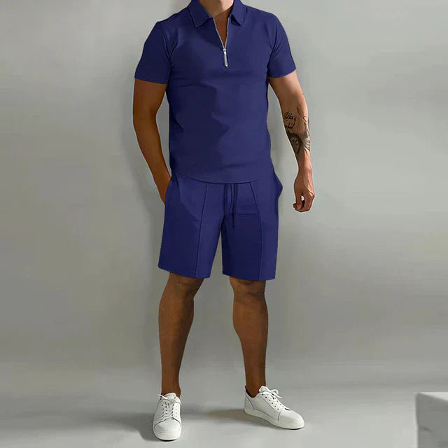 "Luxe heren zomerset: stijlvolle polo en short in donkerblauw, ideaal voor warme dagen, elegant en comfortabel."