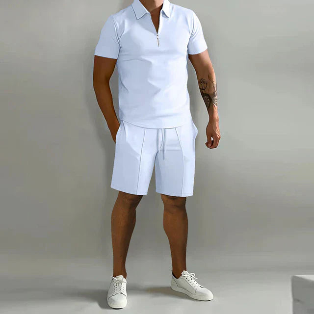 "Luxe heren zomerset: stijlvolle polo en short in donkerblauw, ideaal voor warme dagen, elegant en comfortabel."