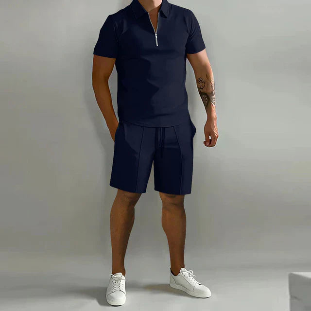 "Luxe heren zomerset: stijlvolle polo en short in donkerblauw, ideaal voor warme dagen, elegant en comfortabel."