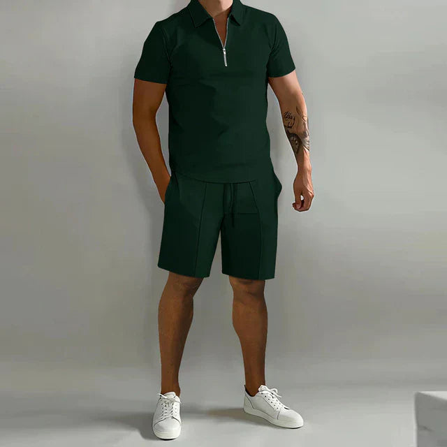 "Luxe heren zomerset: stijlvolle polo en short in donkerblauw, ideaal voor warme dagen, elegant en comfortabel."