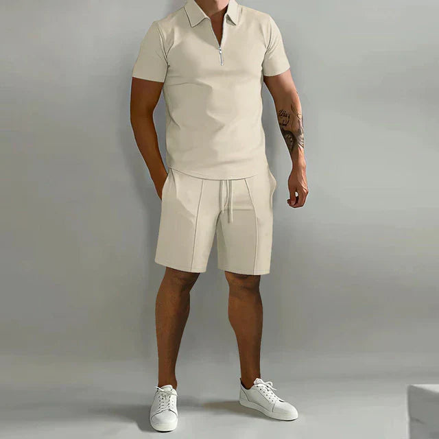 "Luxe heren zomerset: stijlvolle polo en short in donkerblauw, ideaal voor warme dagen, elegant en comfortabel."