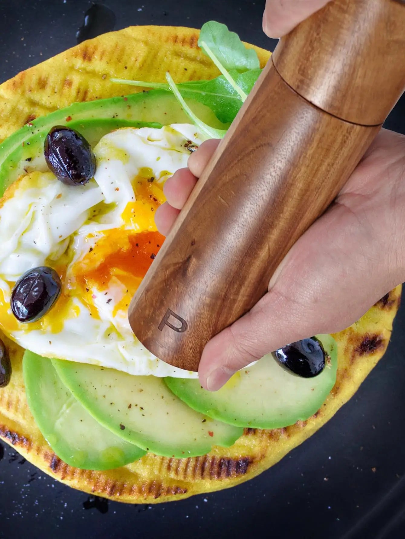 "Luxe houten peper- en zoutmolen set met dienblad, elegant design in warme houttinten, ideaal voor elke keukenstijl."