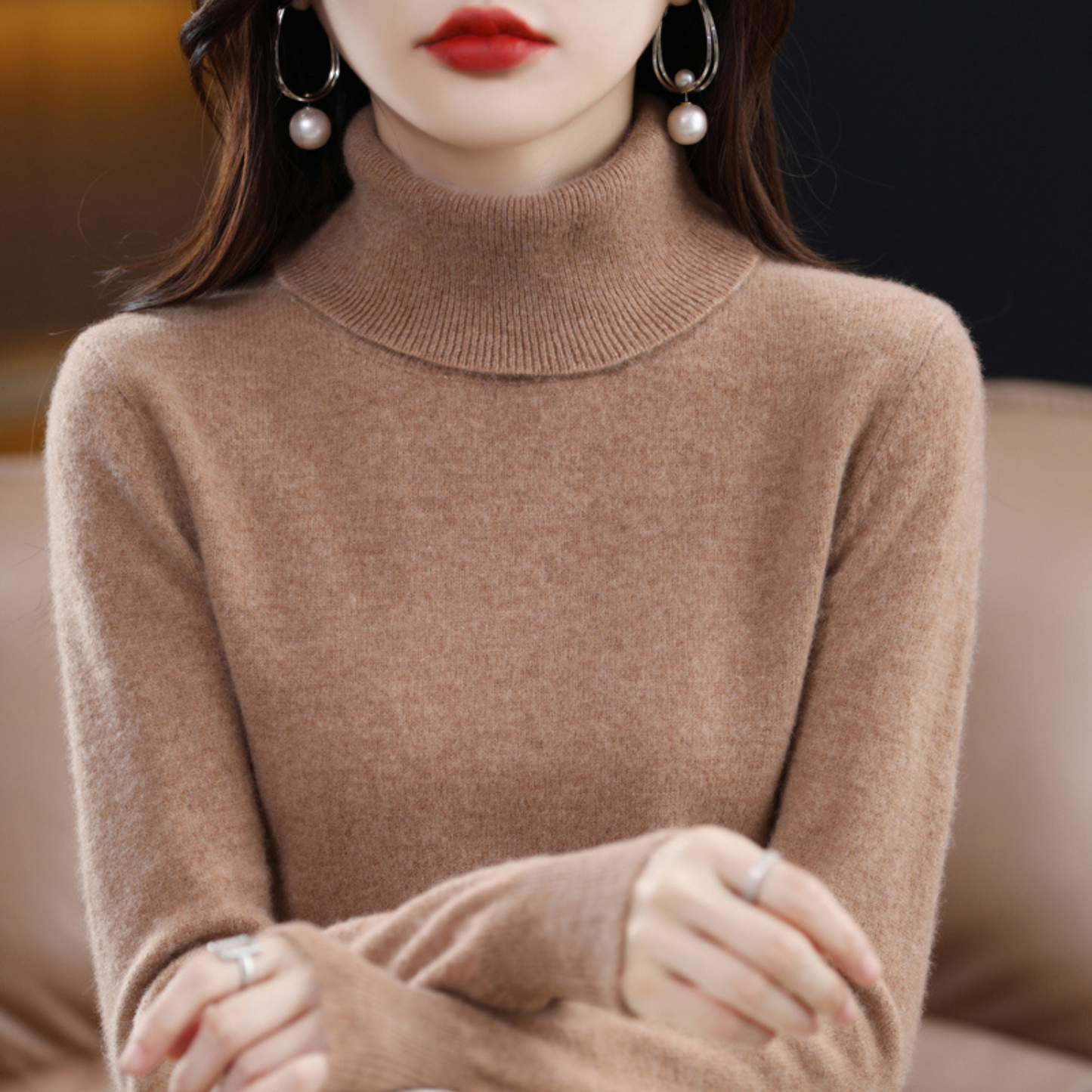 "Luxe kasjmieren coltrui voor dames met elegante colkraag in crème kleur, stijlvol en zacht, ideaal voor winterse outfits."