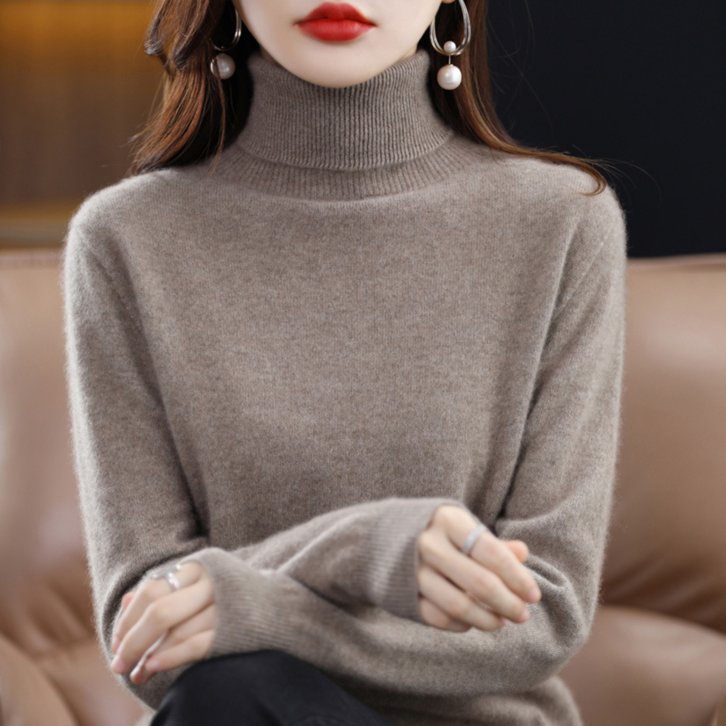 "Luxe kasjmieren coltrui voor dames met elegante colkraag in crème kleur, stijlvol en zacht, ideaal voor winterse outfits."