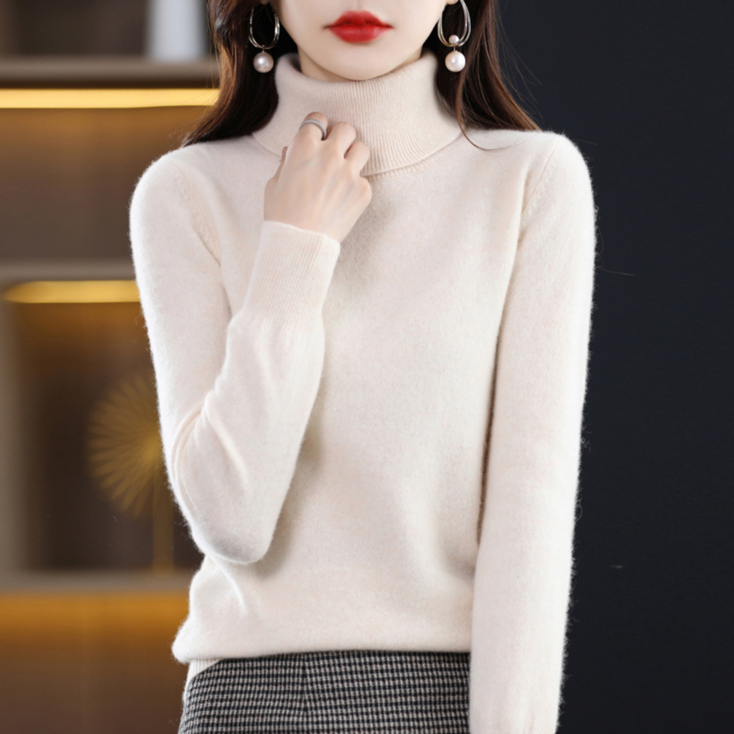 "Luxe kasjmieren coltrui voor dames met elegante colkraag in crème kleur, stijlvol en zacht, ideaal voor winterse outfits."