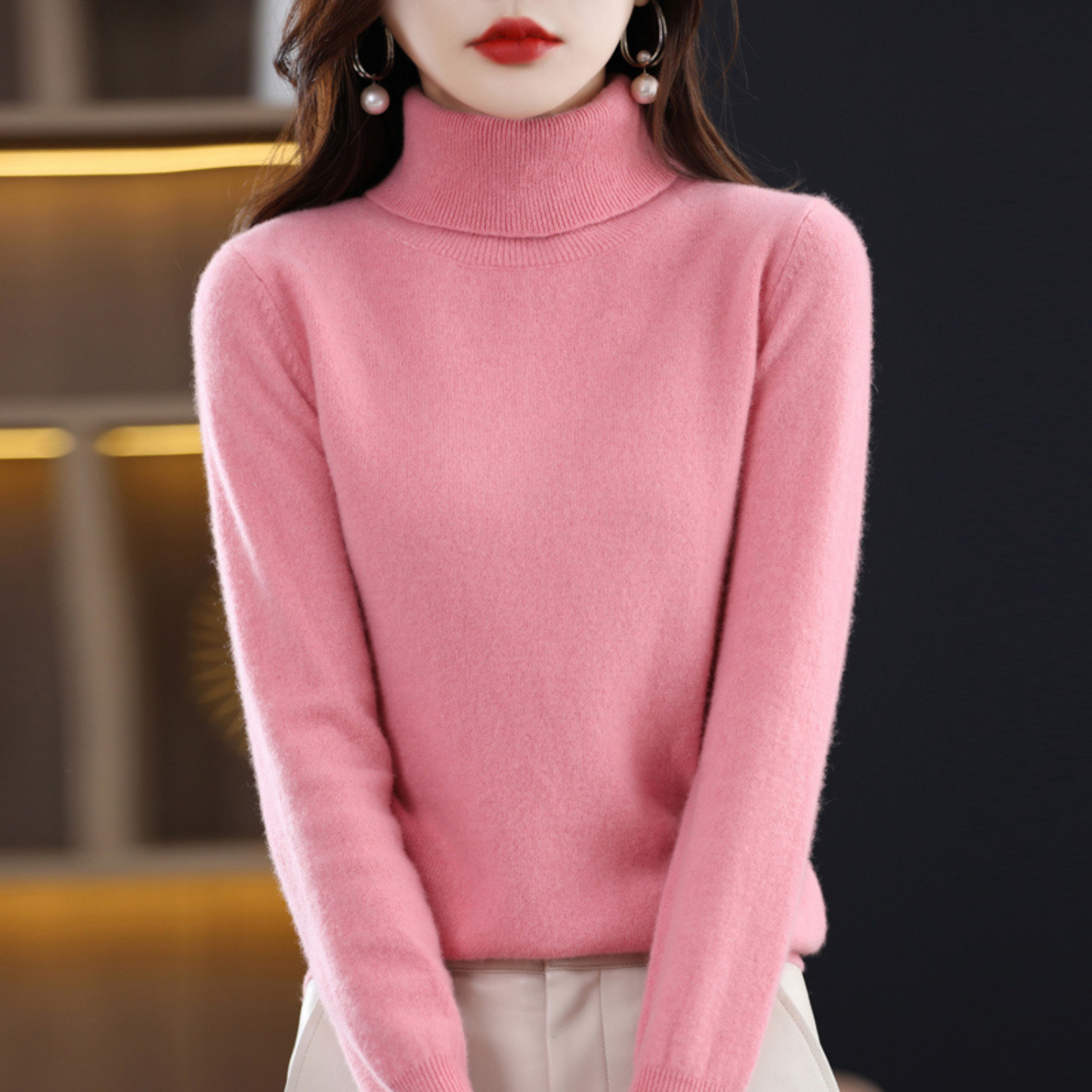 "Luxe kasjmieren coltrui voor dames met elegante colkraag in crème kleur, stijlvol en zacht, ideaal voor winterse outfits."