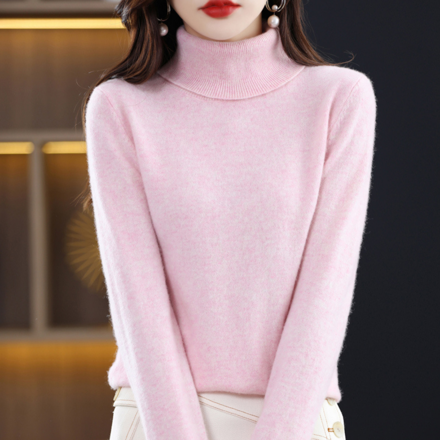 "Luxe kasjmieren coltrui voor dames met elegante colkraag in crème kleur, stijlvol en zacht, ideaal voor winterse outfits."