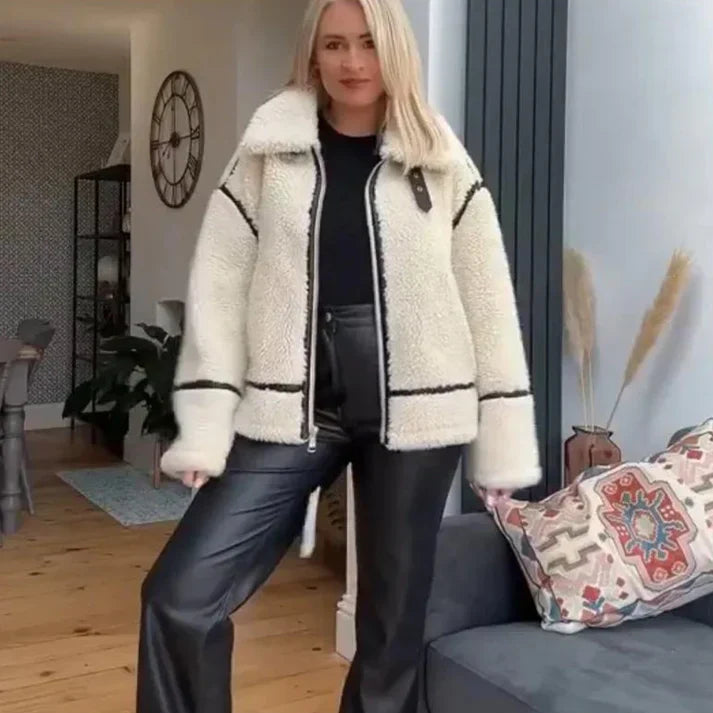 "Luxe korte lamswollen jas in elegante beige tint met losse pasvorm, ideaal voor herfst en winter. Stijlvol en warm."