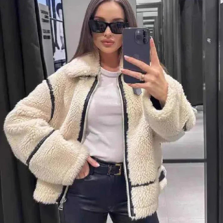 "Luxe korte lamswollen jas in elegante beige tint met losse pasvorm, ideaal voor herfst en winter. Stijlvol en warm."