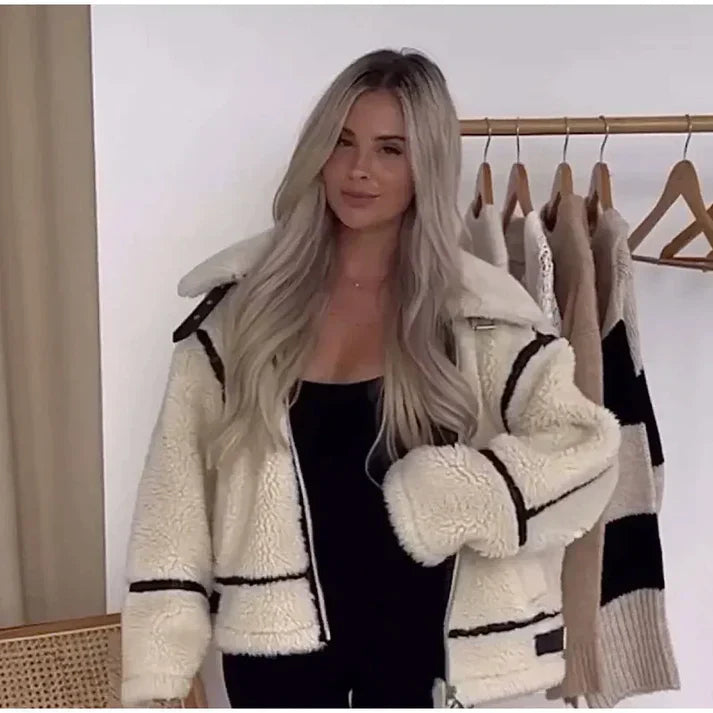 "Luxe korte lamswollen jas in elegante beige tint met losse pasvorm, ideaal voor herfst en winter. Stijlvol en warm."