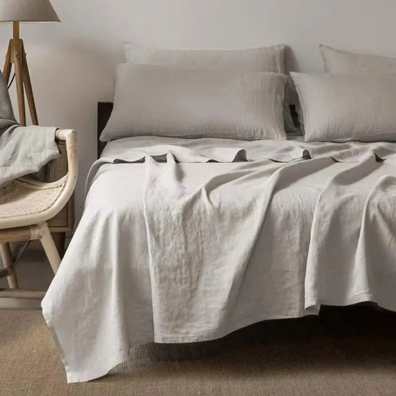 "Luxe linnen beddengoed, elegant en zacht, in diverse kleuren zoals abrikoos en donkergrijs. Perfect voor stijlvol comfort."