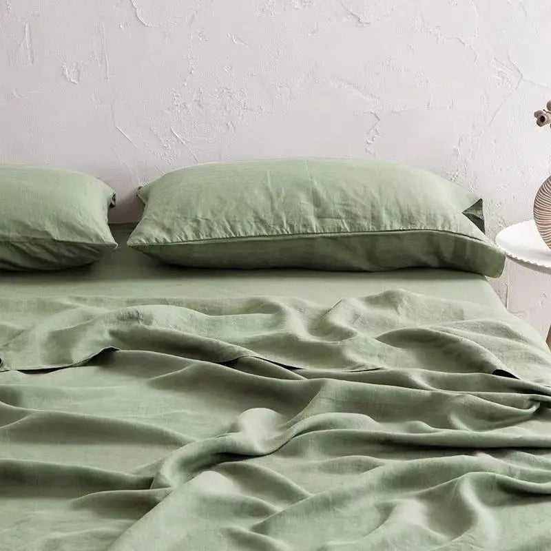"Luxe linnen beddengoed, elegant en zacht, in diverse kleuren zoals abrikoos en donkergrijs. Perfect voor stijlvol comfort."