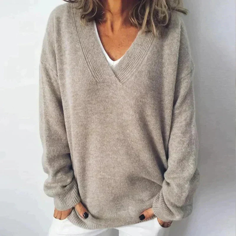 "Luxe Loose V-Hals Kasjmier Trui met zachte textuur en tijdloze elegantie, ideaal voor stijl en comfort."