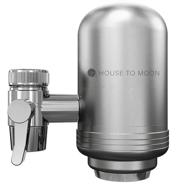 "Luxe RVS waterfilter met modern design voor kristalhelder drinkwater in keuken, passend bij elke kraan."