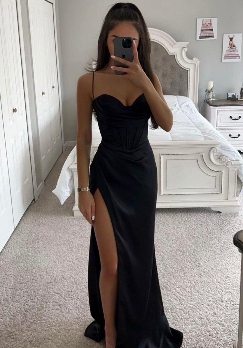 Luxe satijnen avondjurk met sweetheart-halslijn, hoge split en verfijnde details, ideaal voor formele gelegenheden.