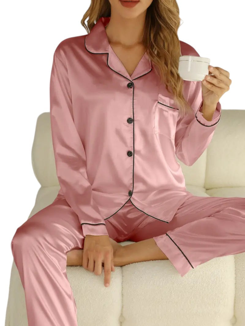 "Luxe satijnen dames pyjamaset met glanzende afwerking, zijdeachtige textuur en elegante uitstraling voor ultiem comfort."