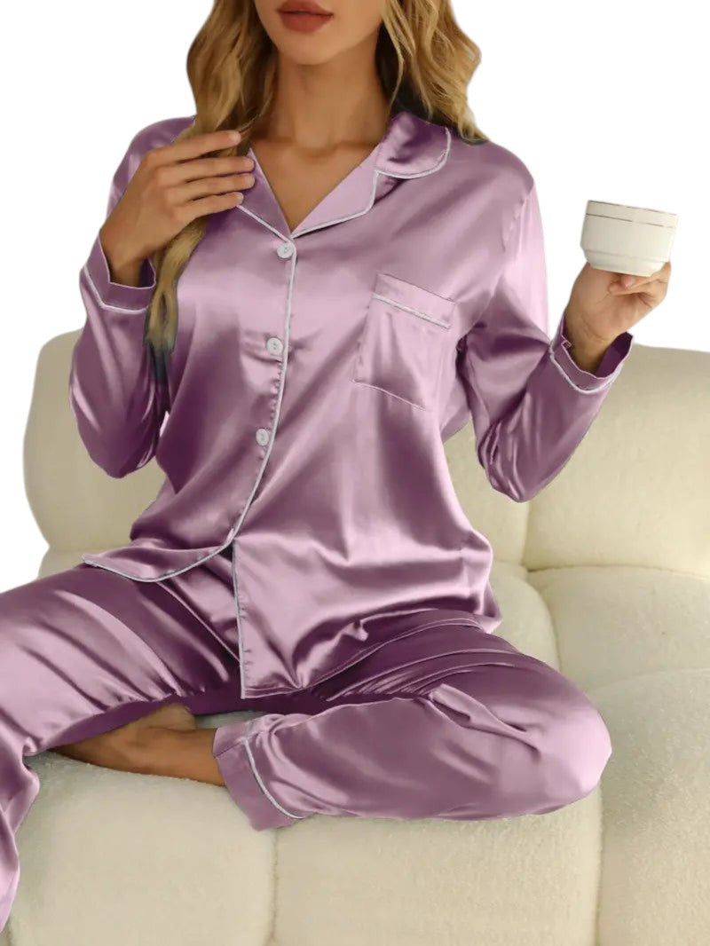 "Luxe satijnen dames pyjamaset met glanzende afwerking, zijdeachtige textuur en elegante uitstraling voor ultiem comfort."