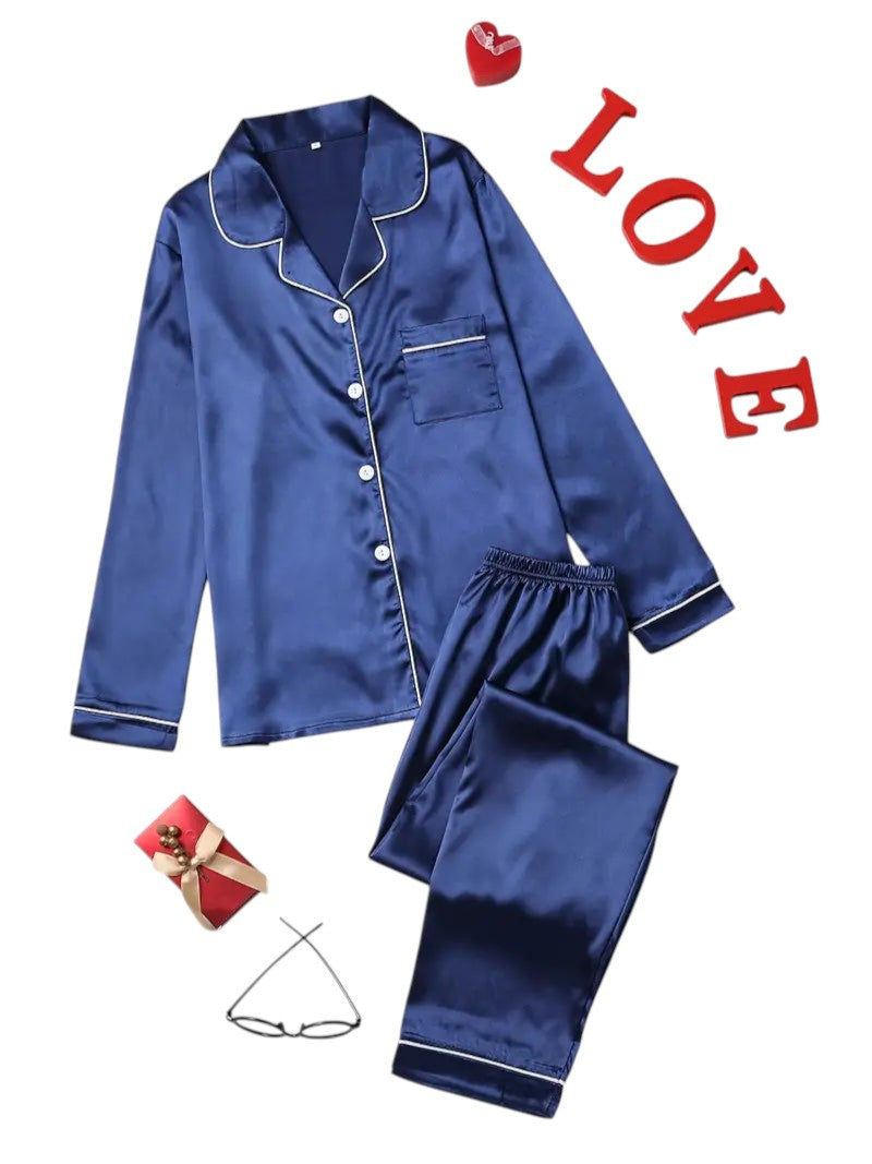 "Luxe satijnen dames pyjamaset met glanzende afwerking, zijdeachtige textuur en elegante uitstraling voor ultiem comfort."