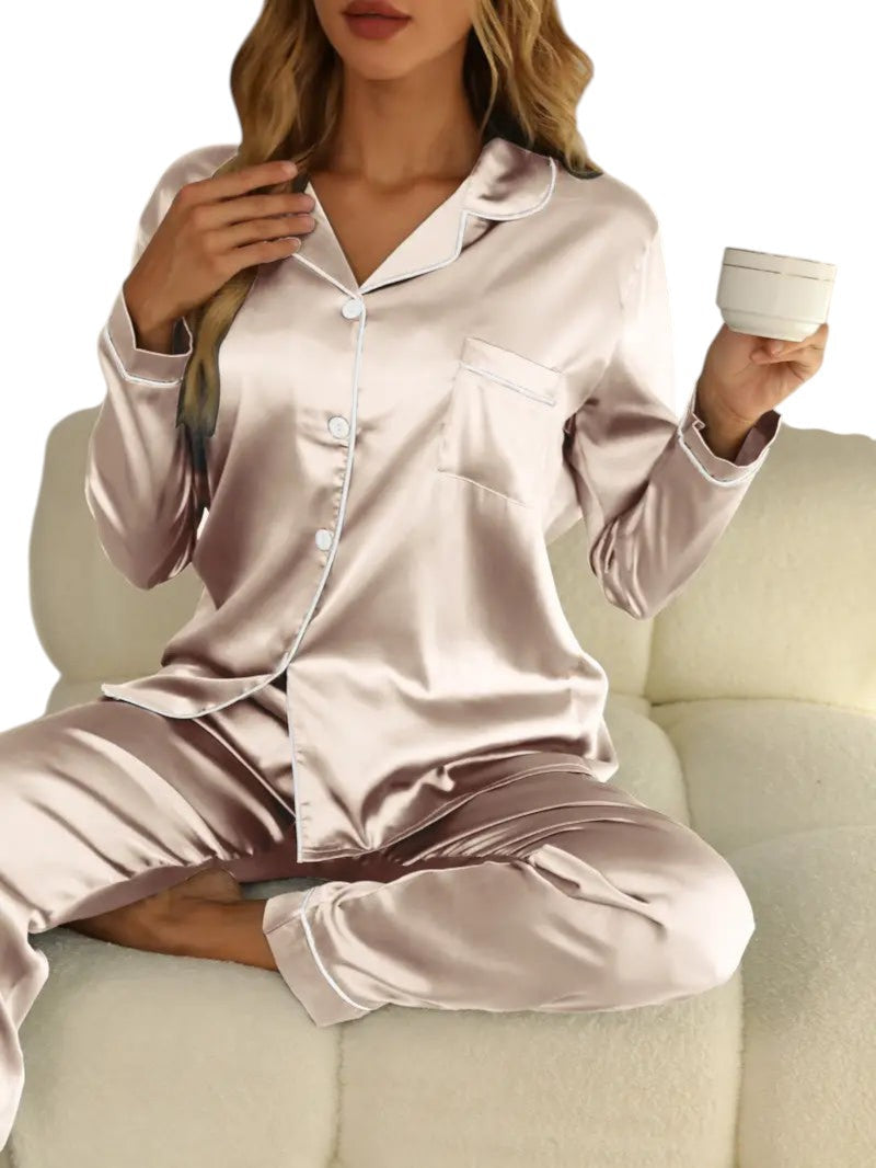 "Luxe satijnen dames pyjamaset met glanzende afwerking, zijdeachtige textuur en elegante uitstraling voor ultiem comfort."